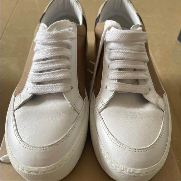 Burberry Sneakers - Picture 4 of 6